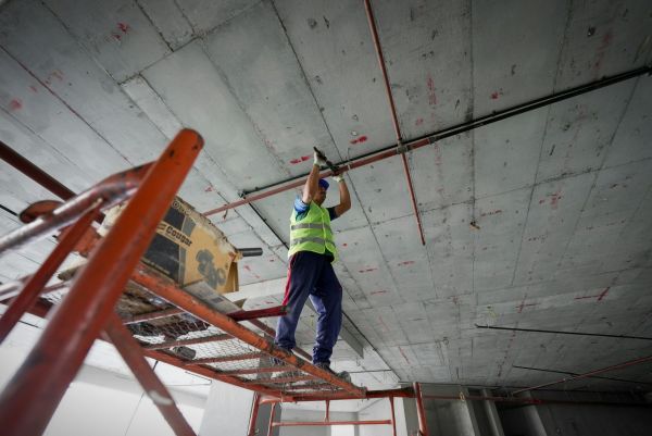 5 étapes efficaces pour installer un plafond en osb
